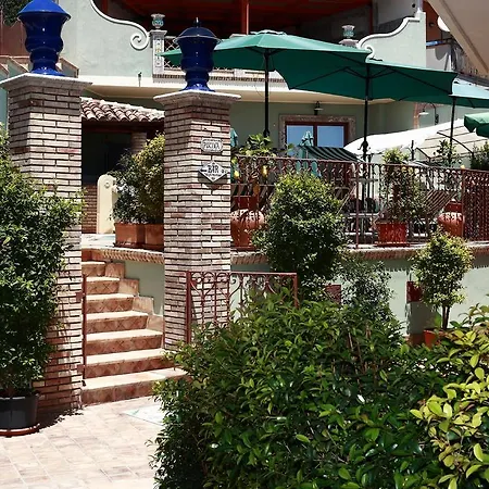 Cristina Oda ve Kahvaltı Giardini Naxos