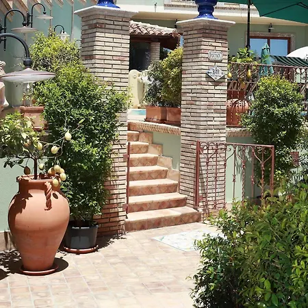 Cristina Oda ve Kahvaltı Giardini Naxos